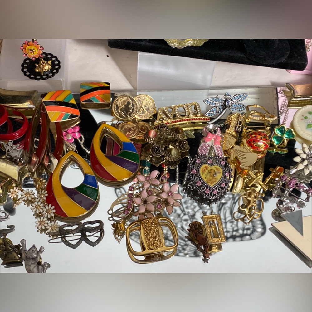Vintage Jewelry Gold Plated, & Enamel Lot - Picture 16 of 16